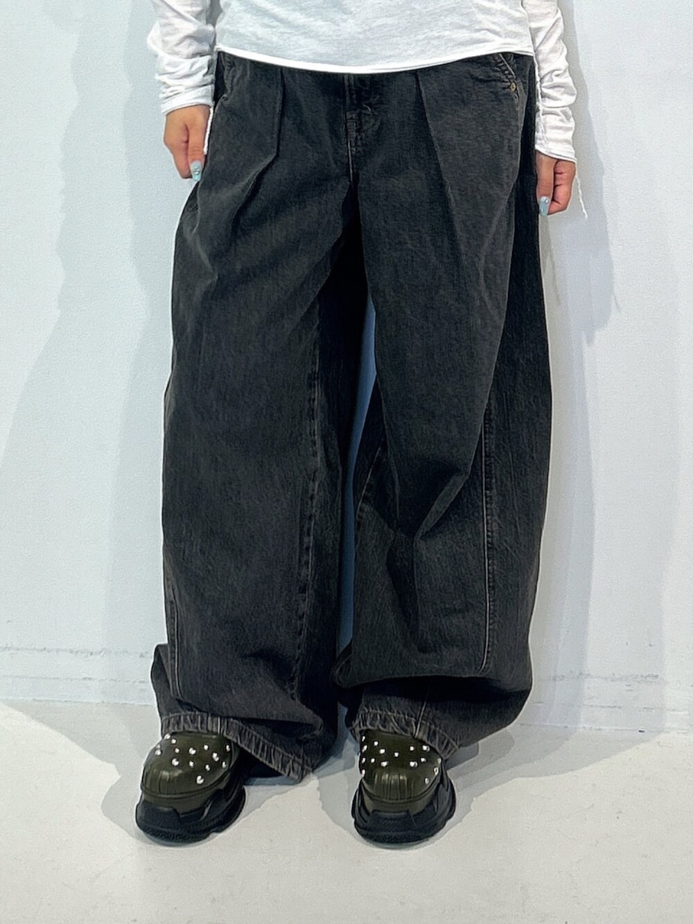 ホワイト系のTシャツ/カットソー、ブラック系のデニムパンツ、グリーン系のサンダルを着用したレディースの夏コーディネートの5枚目の写真