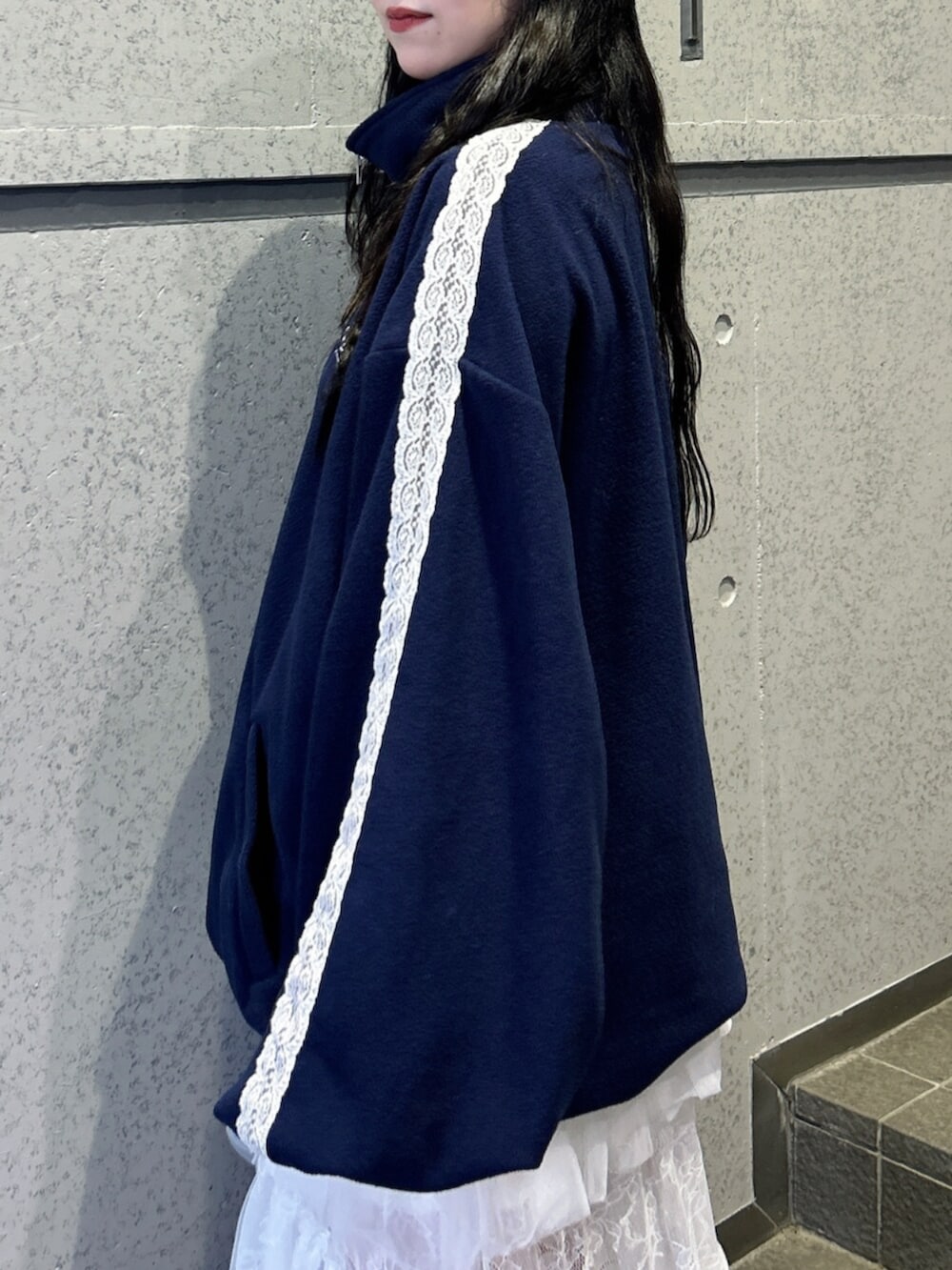 ホワイト系のスカート、ブラック系のローファー、ブルー系のTシャツ/カットソーを着用したレディースの秋コーディネートの5枚目の写真