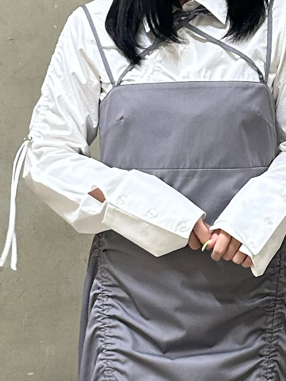 グレー系のワンピース、ホワイト系のシャツ/ブラウス、ブラック系のパンプスを着用したレディースの冬コーディネートの6枚目の写真