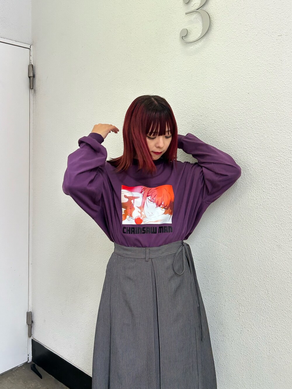 グレー系のスカート、ブラック系のドレスシューズ、パープル系のTシャツ/カットソーを着用したレディースの夏コーディネートの4枚目の写真