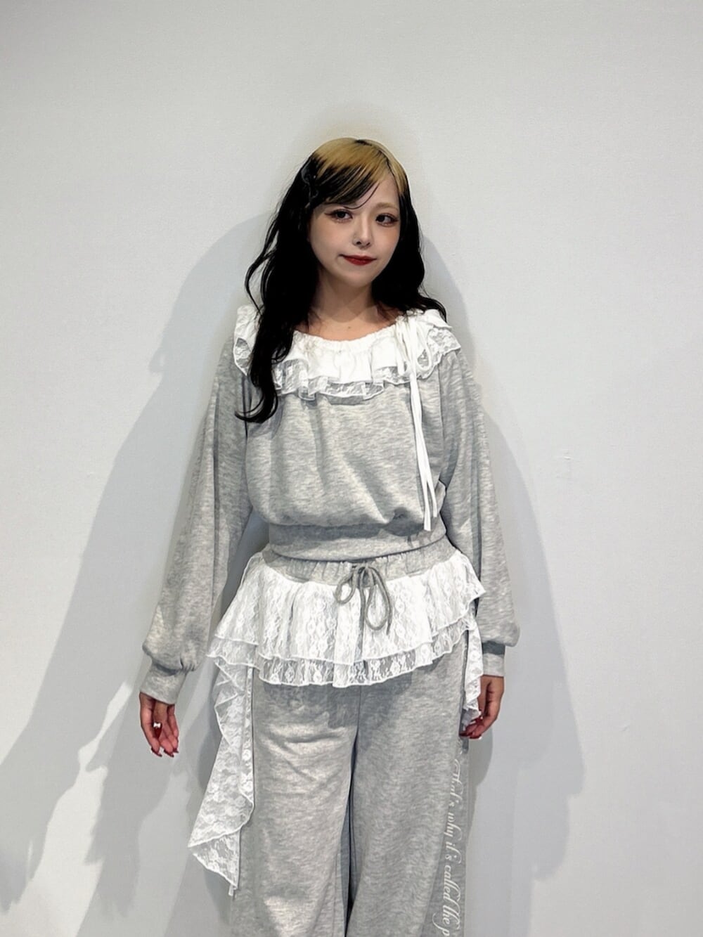 ブラック系のブーツ、グレー系のスウェットパンツ、グレー系のスウェットを着用したレディースの冬コーディネートの4枚目の写真