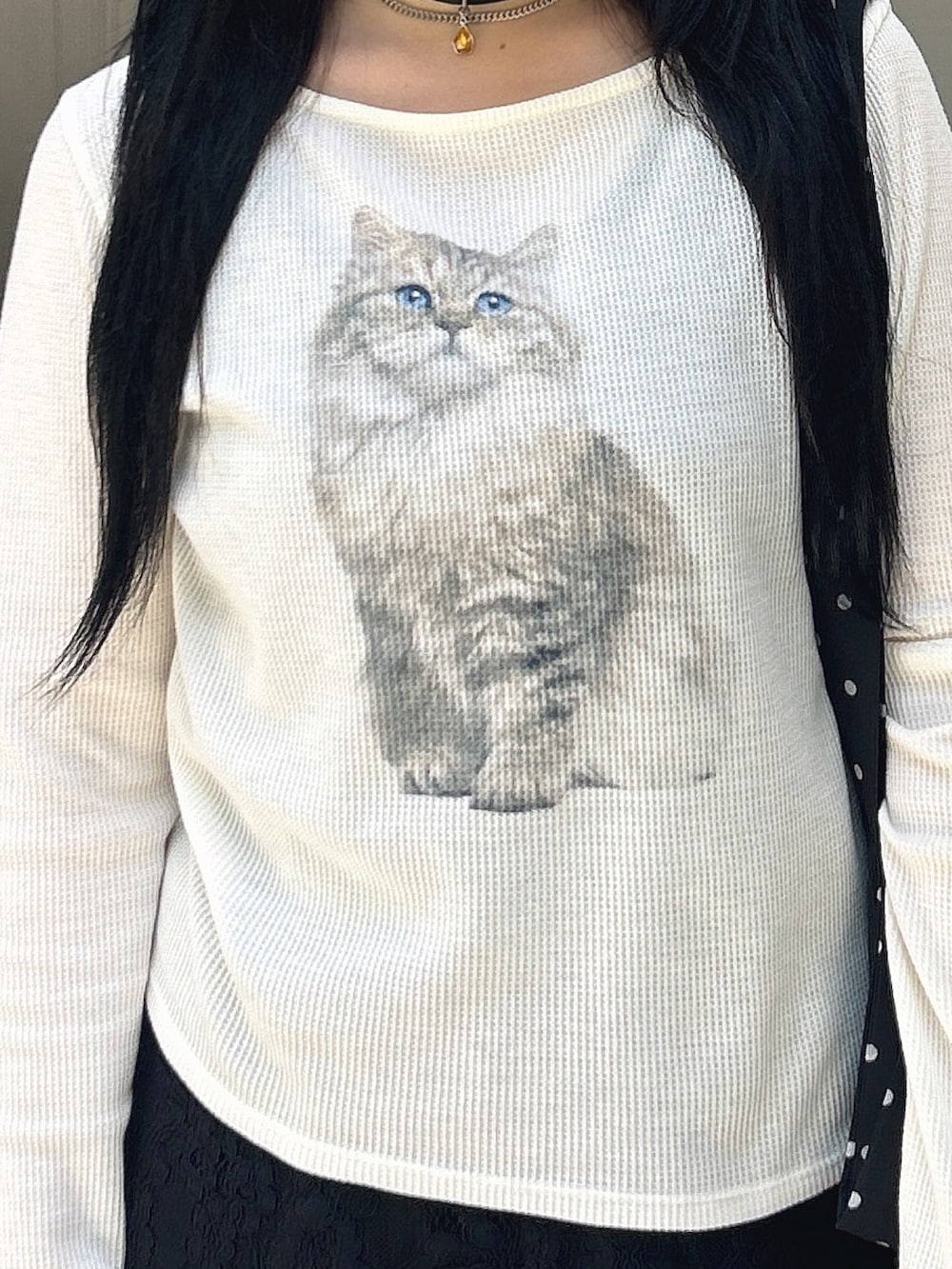 ホワイト系のTシャツ/カットソー、ブラック系のその他パンツ、ブラック系のサンダルを着用したレディースの夏コーディネートの4枚目の写真