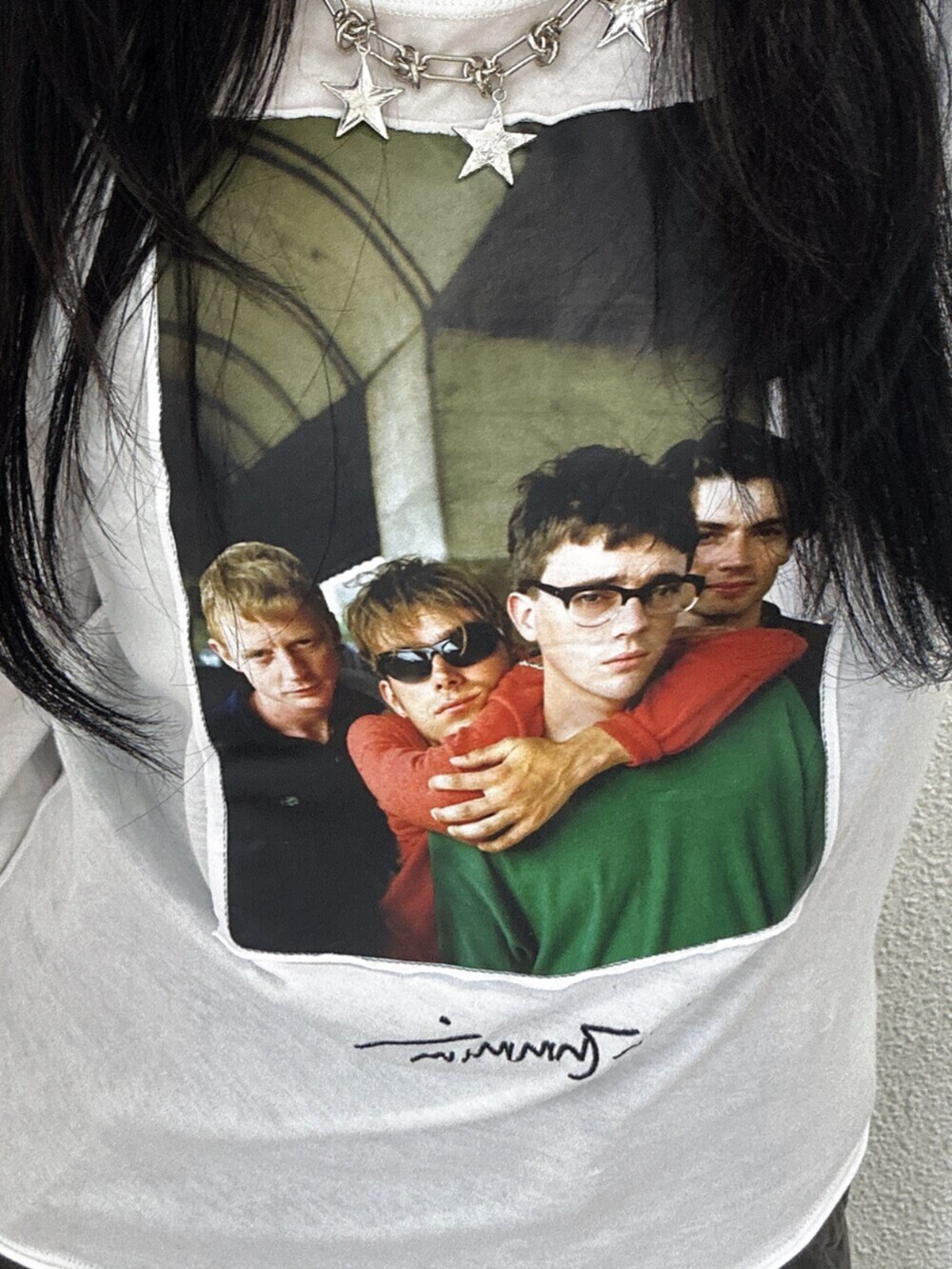 ホワイト系のTシャツ/カットソー、ブラック系のデニムパンツ、グリーン系のサンダルを着用したレディースの夏コーディネートの4枚目の写真