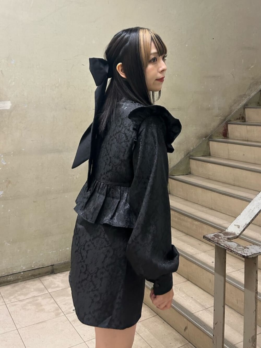 ブラック系のブーツ、ブラック系のシャツ/ブラウス、ブラック系のバレッタ/ヘアクリップを着用したレディースの冬コーディネートの7枚目の写真