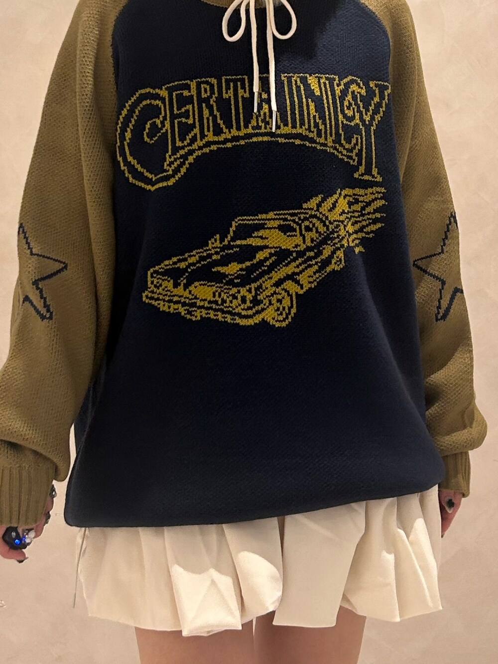 ブラック系のブーツ、ホワイト系のスカート、ブルー系のニット/セーターを着用したレディースの秋コーディネートの7枚目の写真