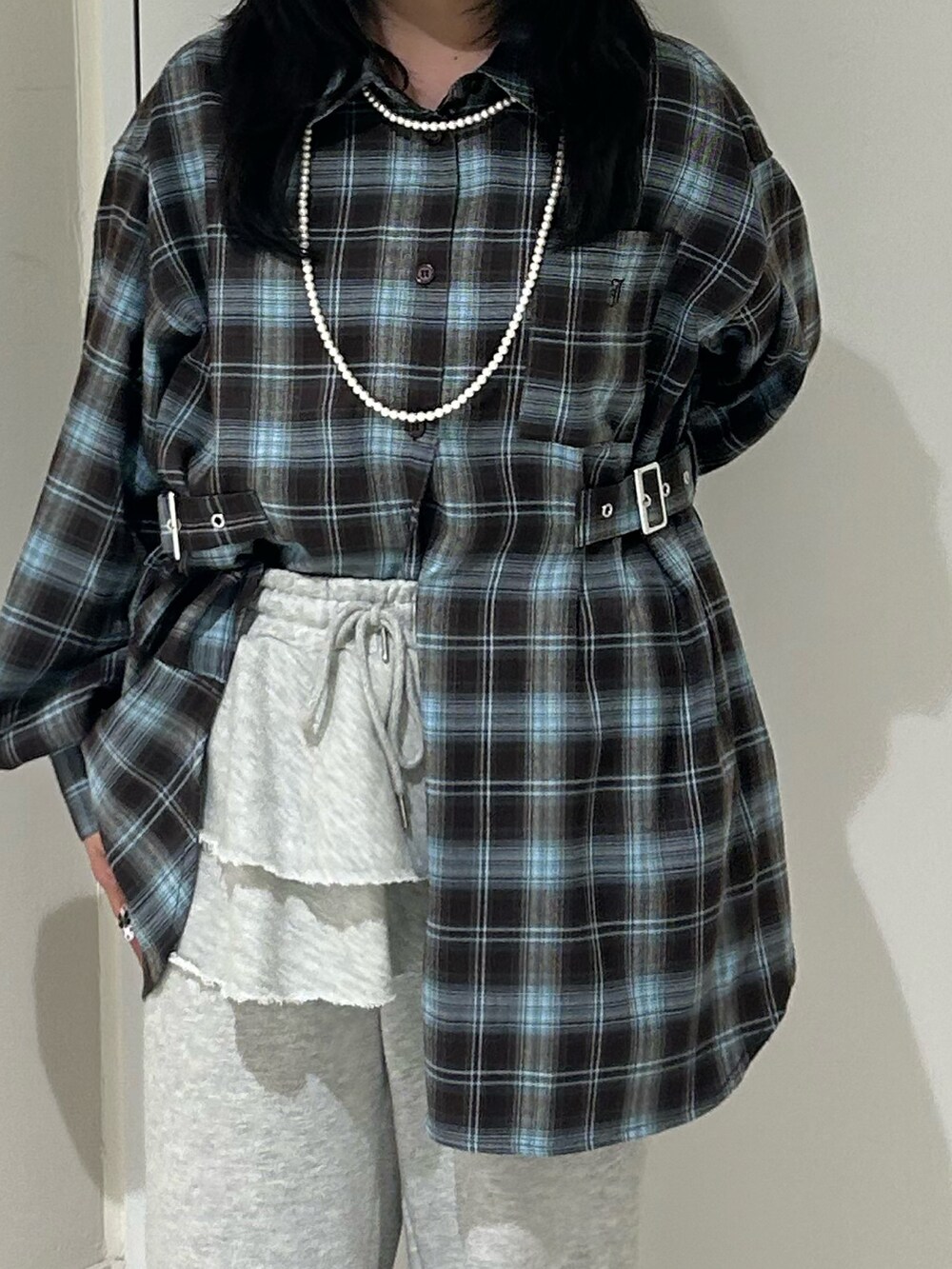 ブラウン系のシャツ/ブラウス、グレー系のスウェットパンツ、ブラック系のその他シューズを着用したレディースの夏コーディネートの5枚目の写真