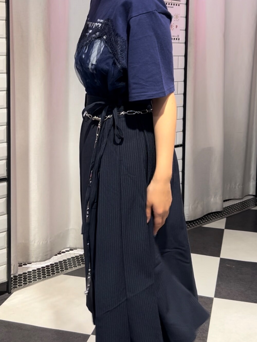 ブルー系のスカート、ブラック系のドレスシューズ、ブルー系のワンピースを着用したレディースの夏コーディネートの8枚目の写真