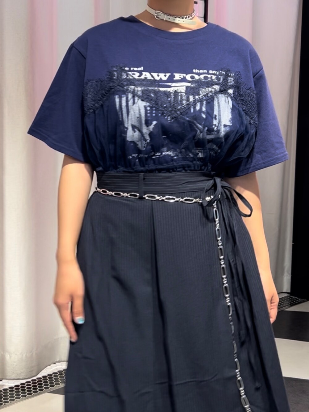 ブルー系のスカート、ブラック系のドレスシューズ、ブルー系のワンピースを着用したレディースの夏コーディネートの6枚目の写真