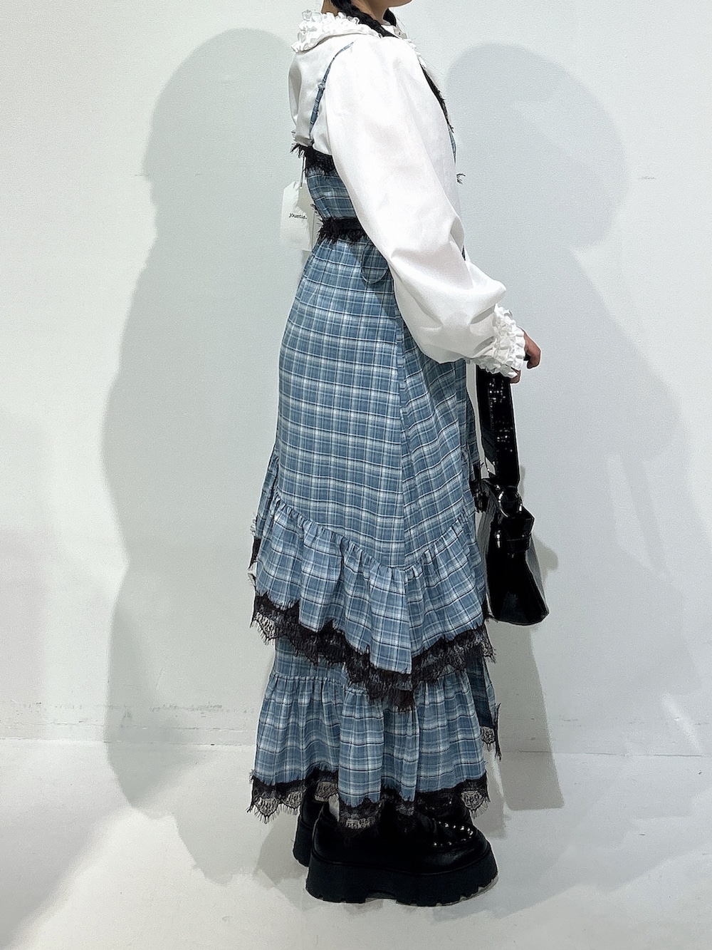 ホワイト系のシャツ/ブラウス、ブルー系のワンピース、ブラック系のハンドバッグを着用したレディースの冬コーディネートの2枚目の写真