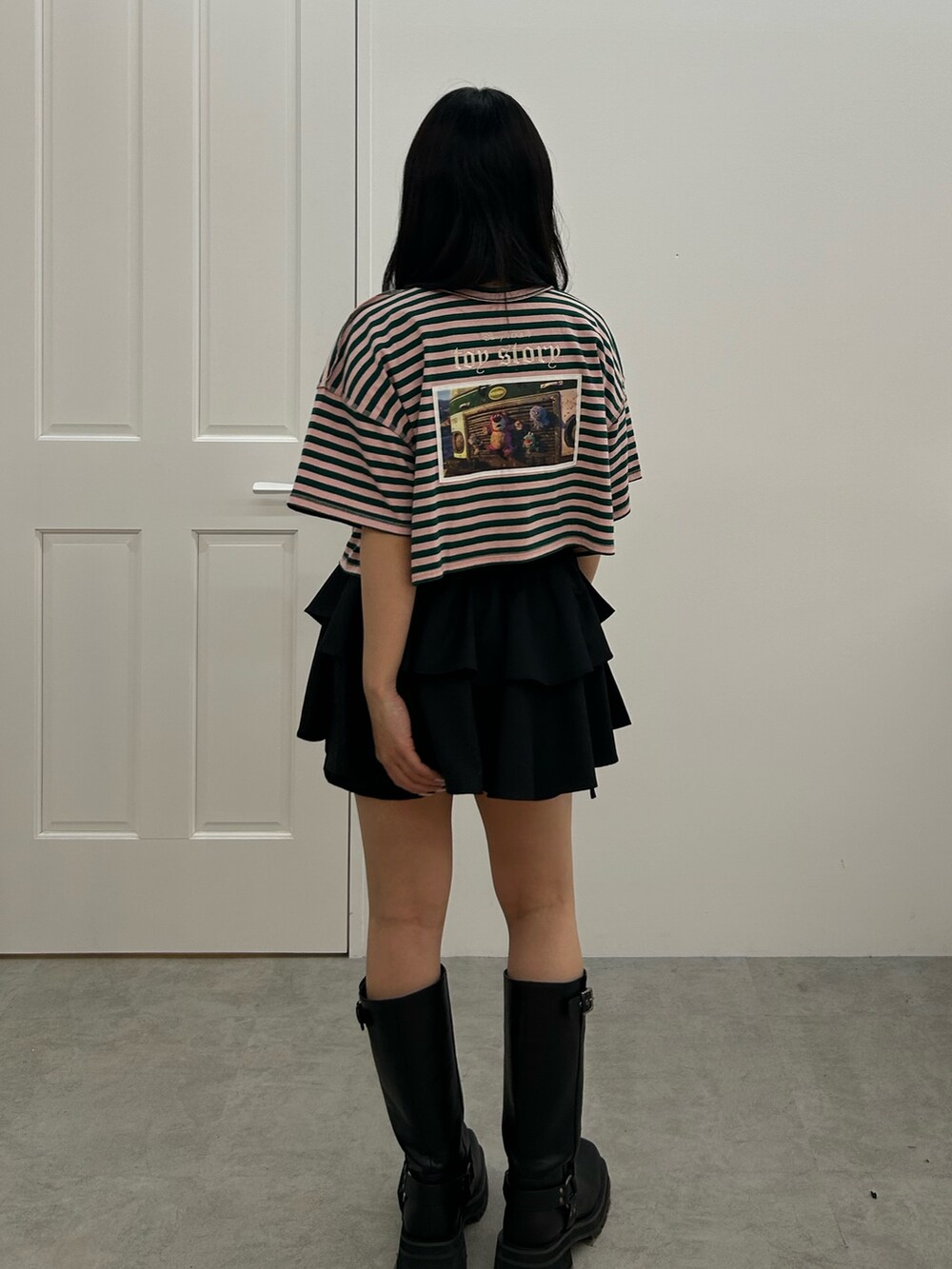 ブラック系のその他パンツ、ブラック系のブーツ、ピンク系のTシャツ/カットソーを着用したレディースの春コーディネートの3枚目の写真