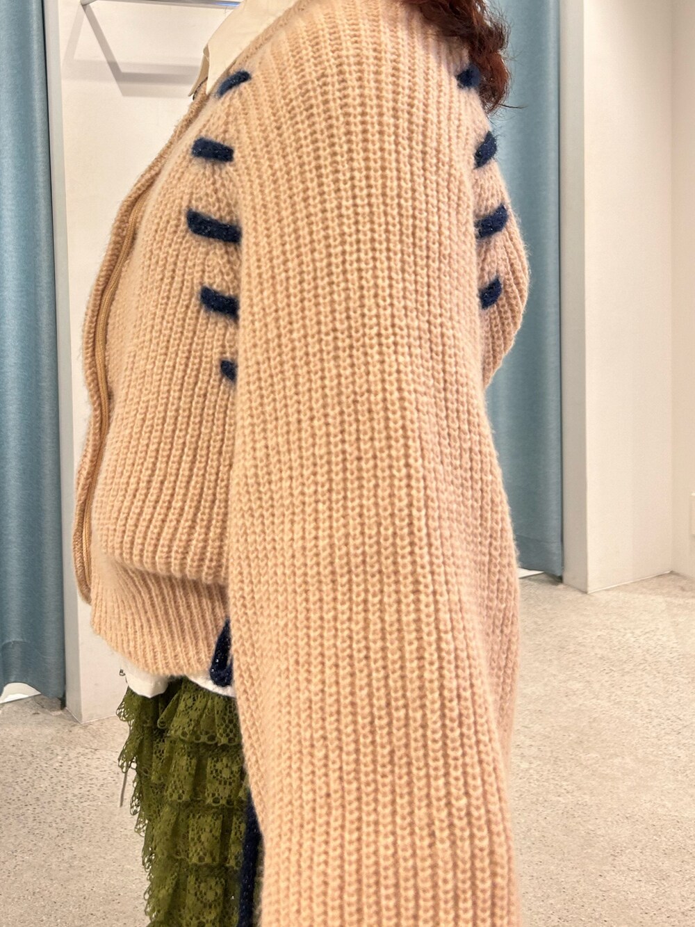 ホワイト系のカーディガン/ボレロ、グリーン系のその他パンツ、ブラック系のブーツを着用したレディースの冬コーディネートの5枚目の写真