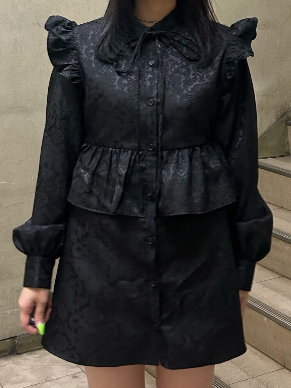 ブラック系のブーツ、ブラック系のシャツ/ブラウス、ブラック系のバレッタ/ヘアクリップを着用したレディースの冬コーディネートの4枚目の写真