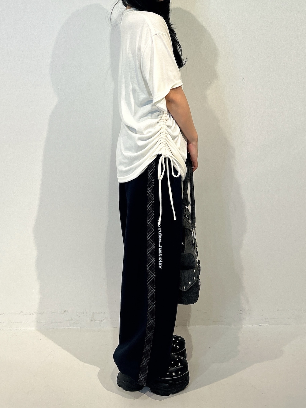 ブルー系のその他パンツ、ホワイト系のTシャツ/カットソー、ブラック系のボストンバッグを着用したレディースの春コーディネートの2枚目の写真