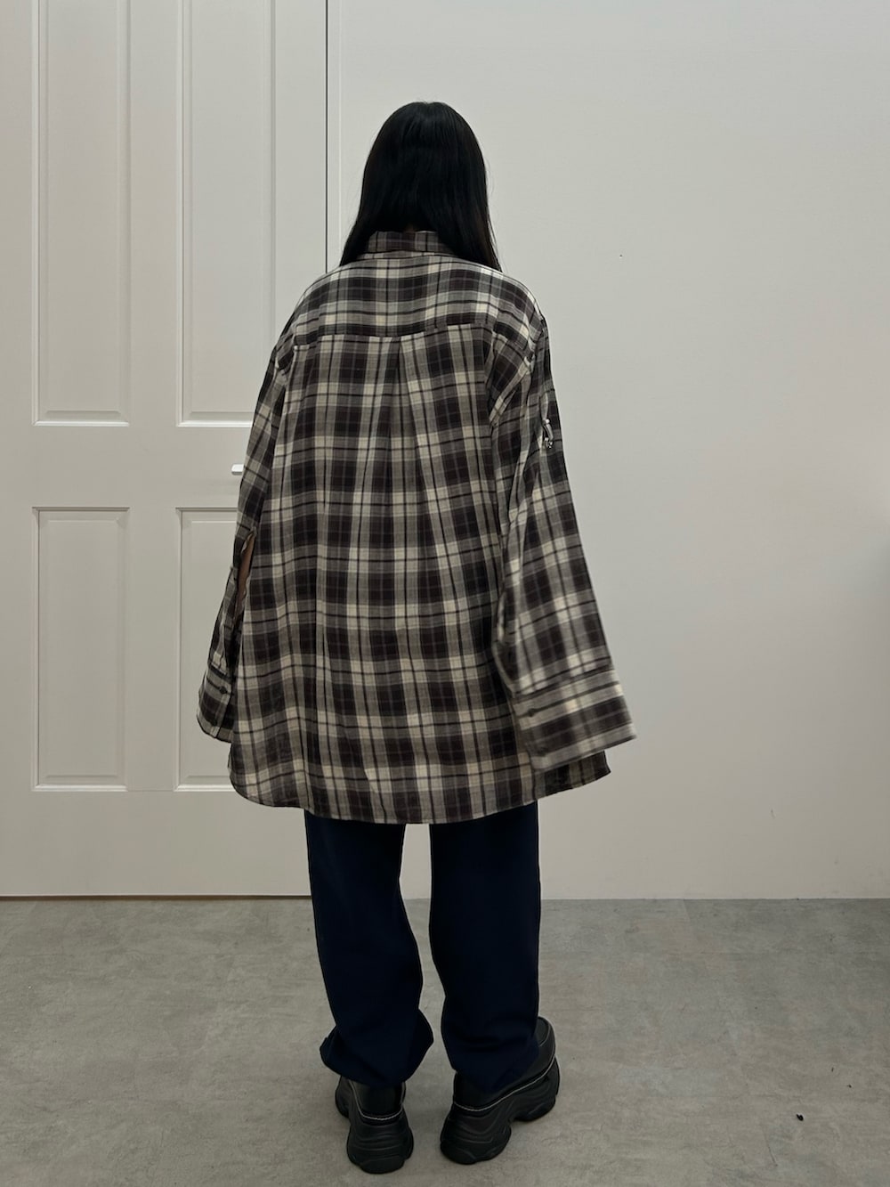 ブラウン系のシャツ/ブラウス、ブルー系のスウェットパンツ、ブラック系のローファーを着用したレディースの春コーディネートの3枚目の写真