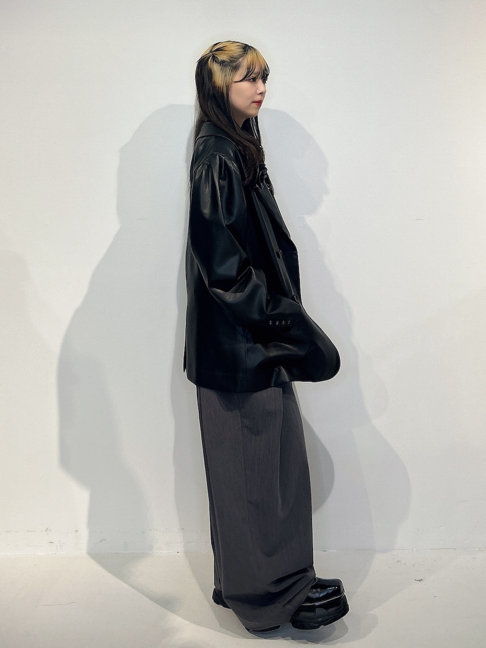 グレー系のスラックス、ブラック系のシャツ/ブラウス、ブラック系のテーラードジャケットを着用したレディースの冬コーディネートの2枚目の写真