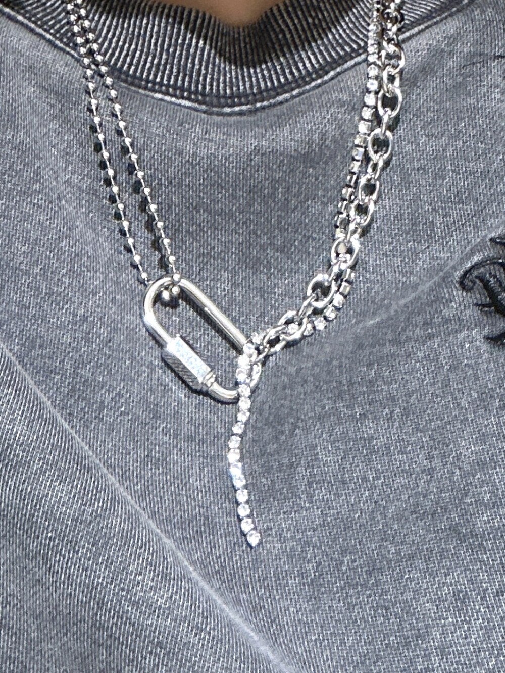 ピンク系のその他パンツ、ブラック系のスウェット、ブラック系のブーツを着用したレディースの冬コーディネートの7枚目の写真