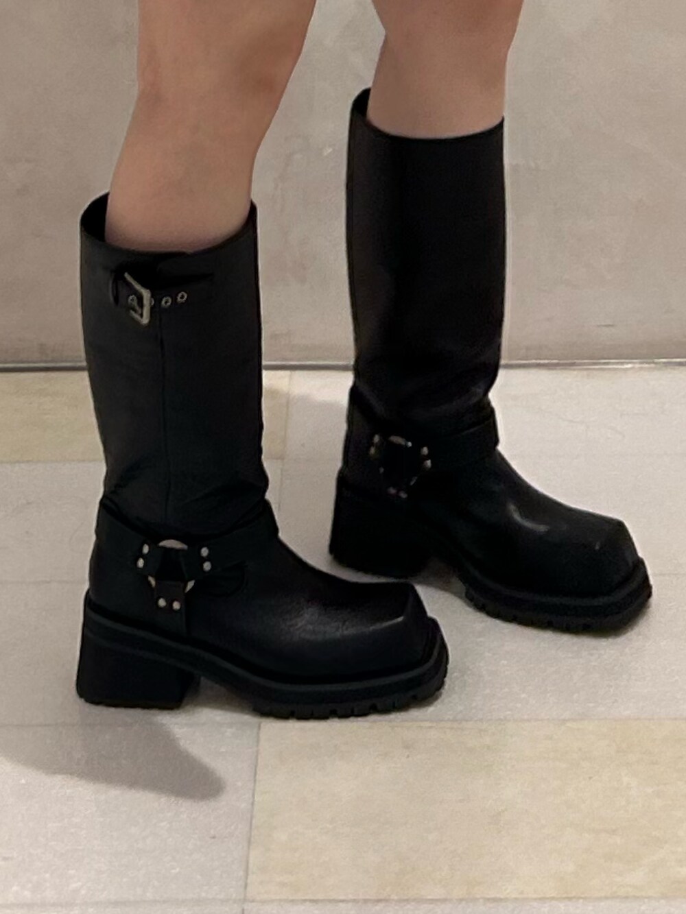 ブラック系のワンピース、ブラック系のブーツ、ブルー系のTシャツ/カットソーを着用したレディースの秋コーディネートの7枚目の写真