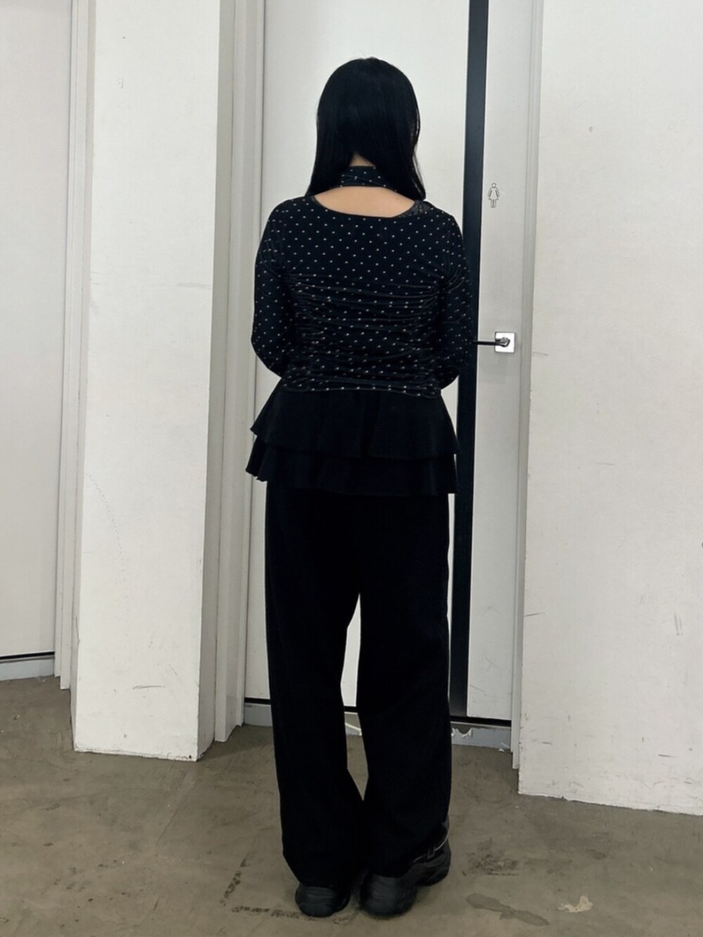 ブラック系のスニーカー、ブラック系のスウェットパンツ、ブラック系のTシャツ/カットソーを着用したレディースの秋コーディネートの3枚目の写真