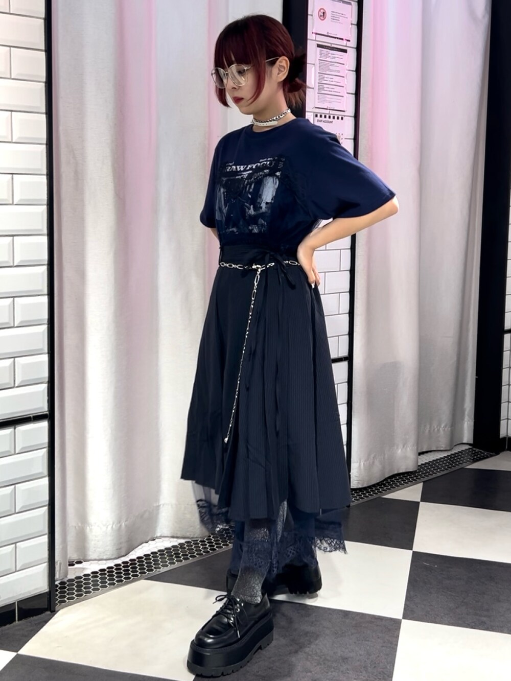 ブルー系のスカート、ブラック系のドレスシューズ、ブルー系のワンピースを着用したレディースの夏コーディネートの3枚目の写真