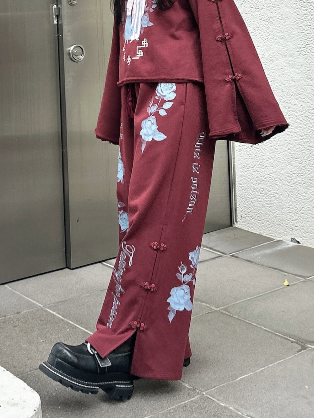 ブラック系のローファー、レッド系のスウェット、レッド系のその他パンツを着用したレディースの秋コーディネートの7枚目の写真