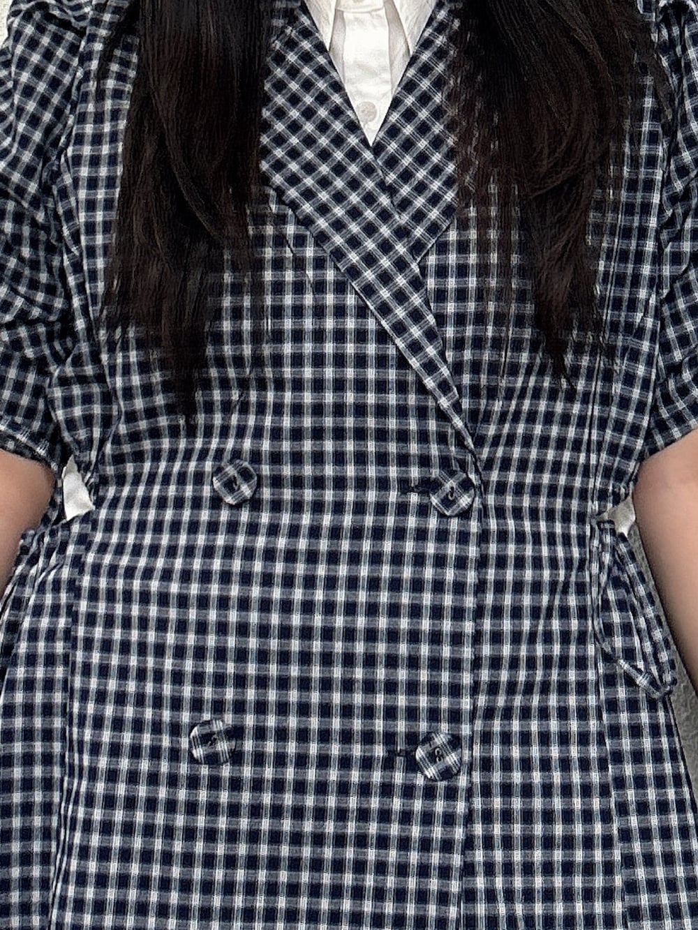 ブルー系のワンピース、ブラック系のその他パンツ、ブラック系のローファーを着用したレディースの春コーディネートの5枚目の写真