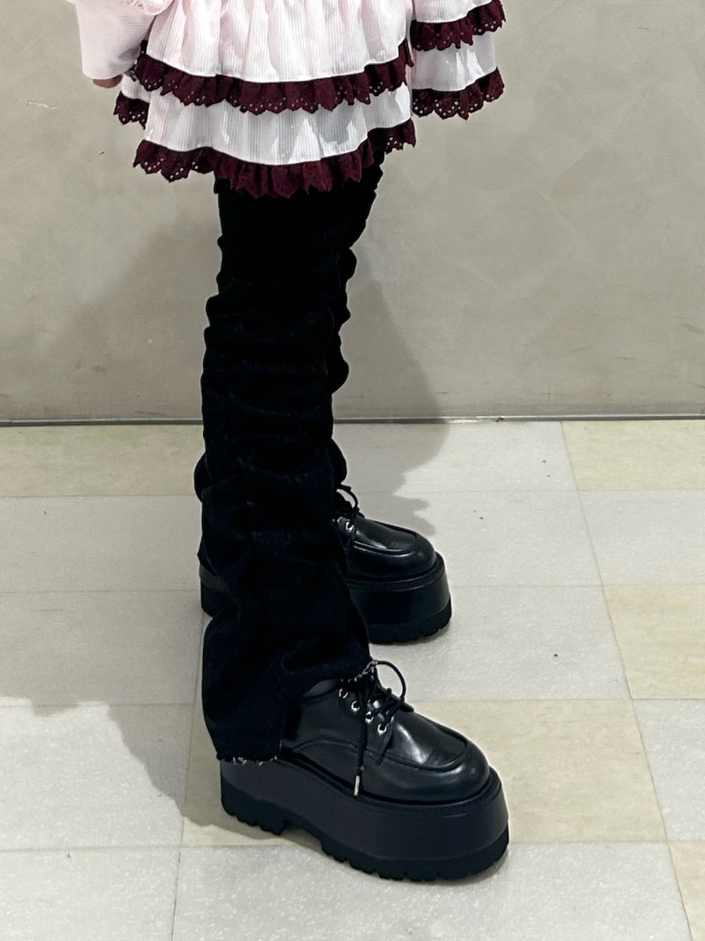 ピンク系のシャツ/ブラウス、ブラック系のデニムパンツ、ブラック系のドレスシューズを着用したレディースの秋コーディネートの8枚目の写真