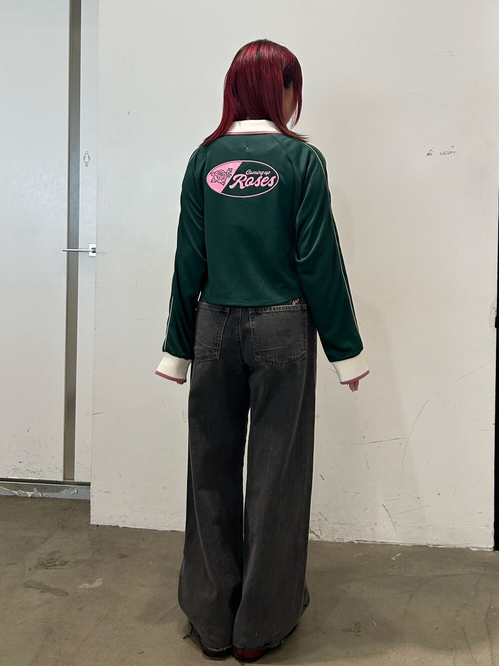 グリーン系のTシャツ/カットソー、ブラック系のデニムパンツ、レッド系のローファーを着用したレディースの夏コーディネートの3枚目の写真