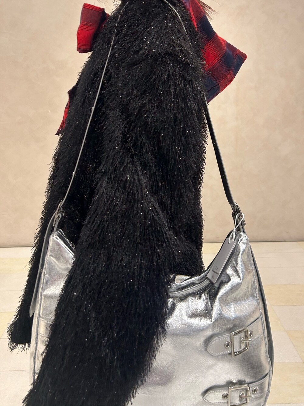 レッド系のシャツ/ブラウス、ブラック系のテーラードジャケット、ホワイト系のショルダーバッグを着用したレディースの秋コーディネートの8枚目の写真