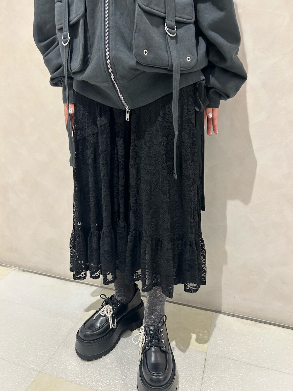 ブラック系のスカート、ブラック系のドレスシューズ、ホワイト系のシューズ小物/雑貨を着用したレディースの秋コーディネートの8枚目の写真