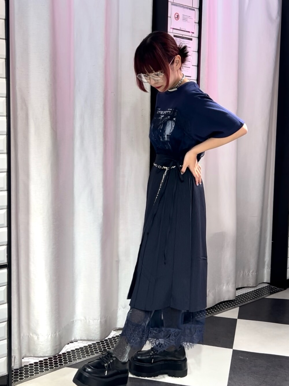 ブルー系のスカート、ブラック系のドレスシューズ、ブルー系のワンピースを着用したレディースの夏コーディネートの5枚目の写真