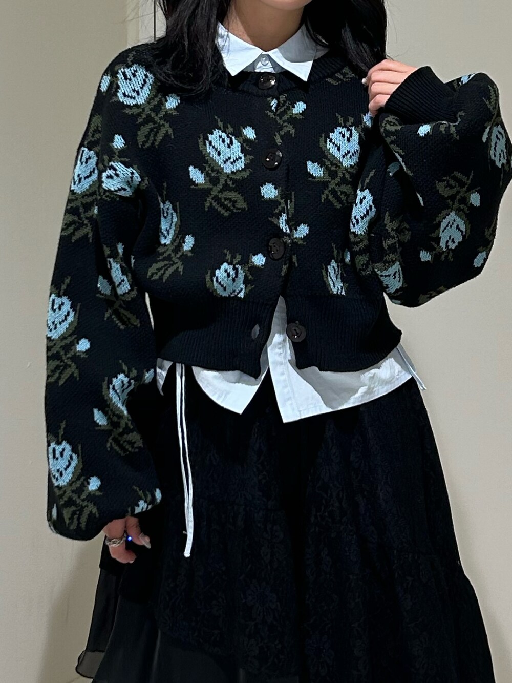 ブラック系のスカート、ブルー系のシャツ/ブラウス、ブラック系のカーディガン/ボレロを着用したレディースの冬コーディネートの4枚目の写真