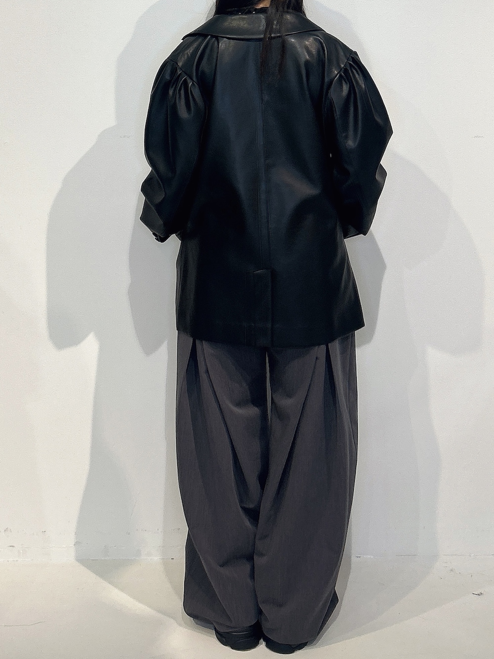 グレー系のスラックス、ブラック系のシャツ/ブラウス、ブラック系のテーラードジャケットを着用したレディースの冬コーディネートの3枚目の写真