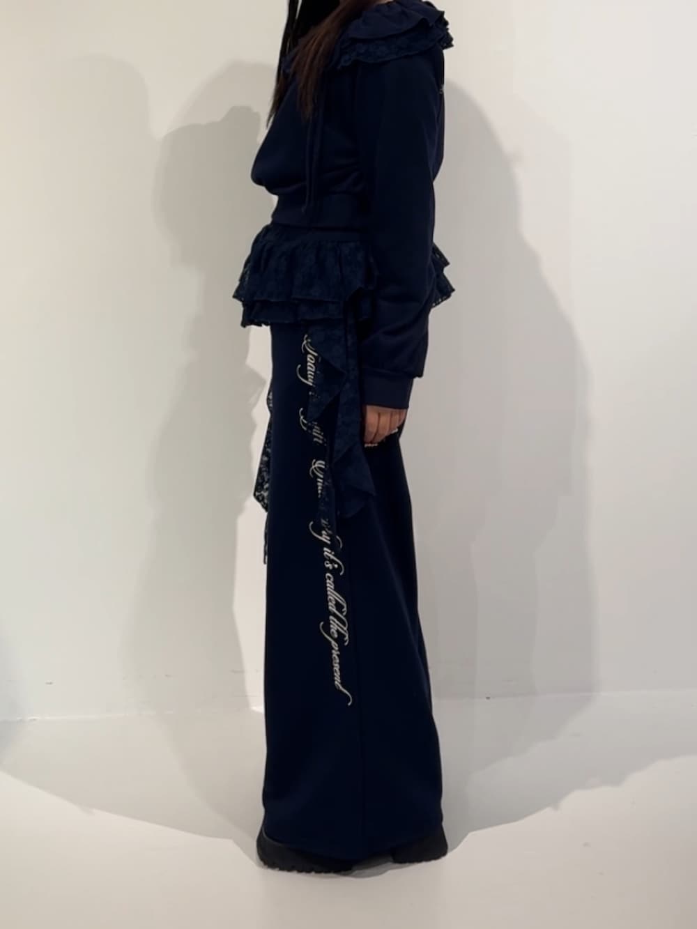 ブルー系のスウェットパンツ、ブルー系のスウェット、ブラック系のブーツを着用したレディースの秋コーディネートの2枚目の写真