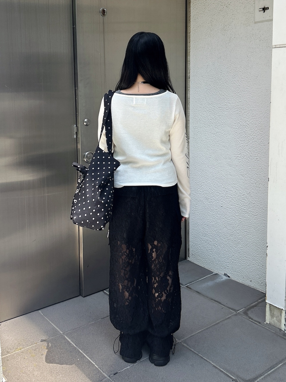 ホワイト系のTシャツ/カットソー、ブラック系のその他パンツ、ブラック系のサンダルを着用したレディースの夏コーディネートの3枚目の写真