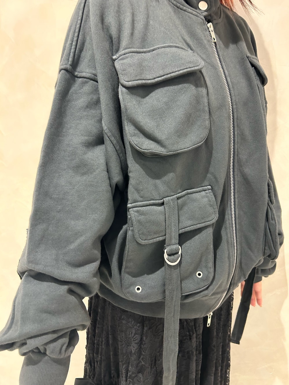 ブラック系のスカート、ブラック系のドレスシューズ、ホワイト系のシューズ小物/雑貨を着用したレディースの秋コーディネートの6枚目の写真