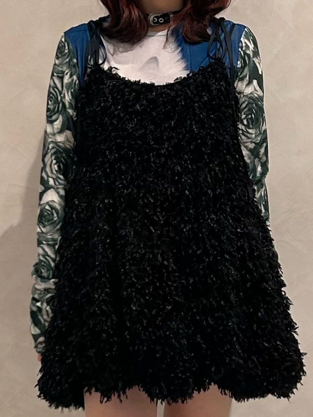 ブラック系のワンピース、ブラック系のブーツ、ブルー系のTシャツ/カットソーを着用したレディースの秋コーディネートの4枚目の写真