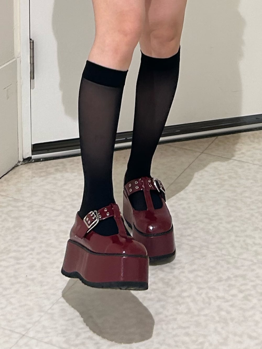 レッド系のニット/セーター、レッド系のニット/セーター、レッド系のローファーを着用したレディースの冬コーディネートの7枚目の写真