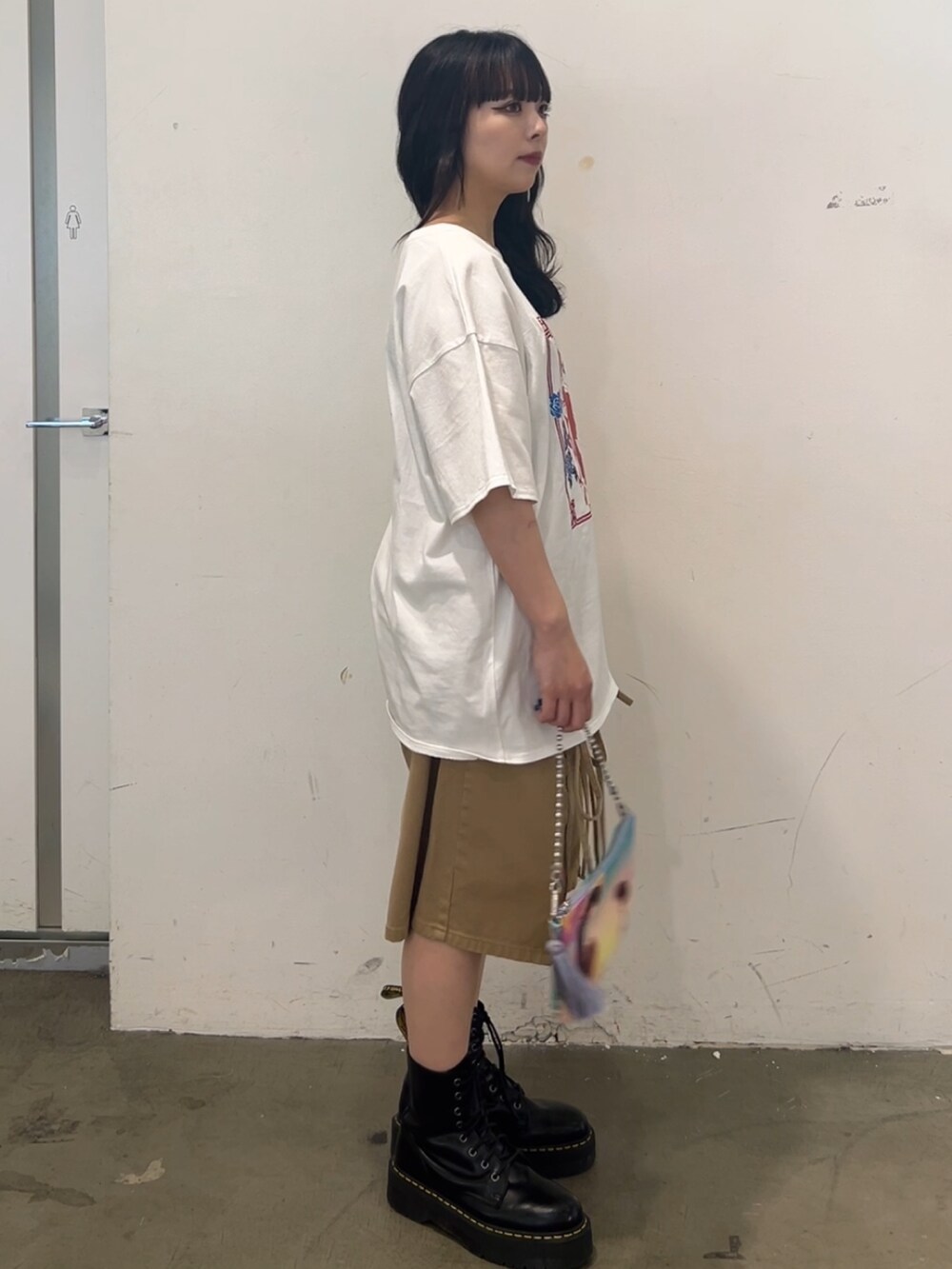 ベージュ系のデニムパンツ、ブラック系のその他シューズ、ホワイト系のTシャツ/カットソーを着用したレディースの春コーディネートの2枚目の写真