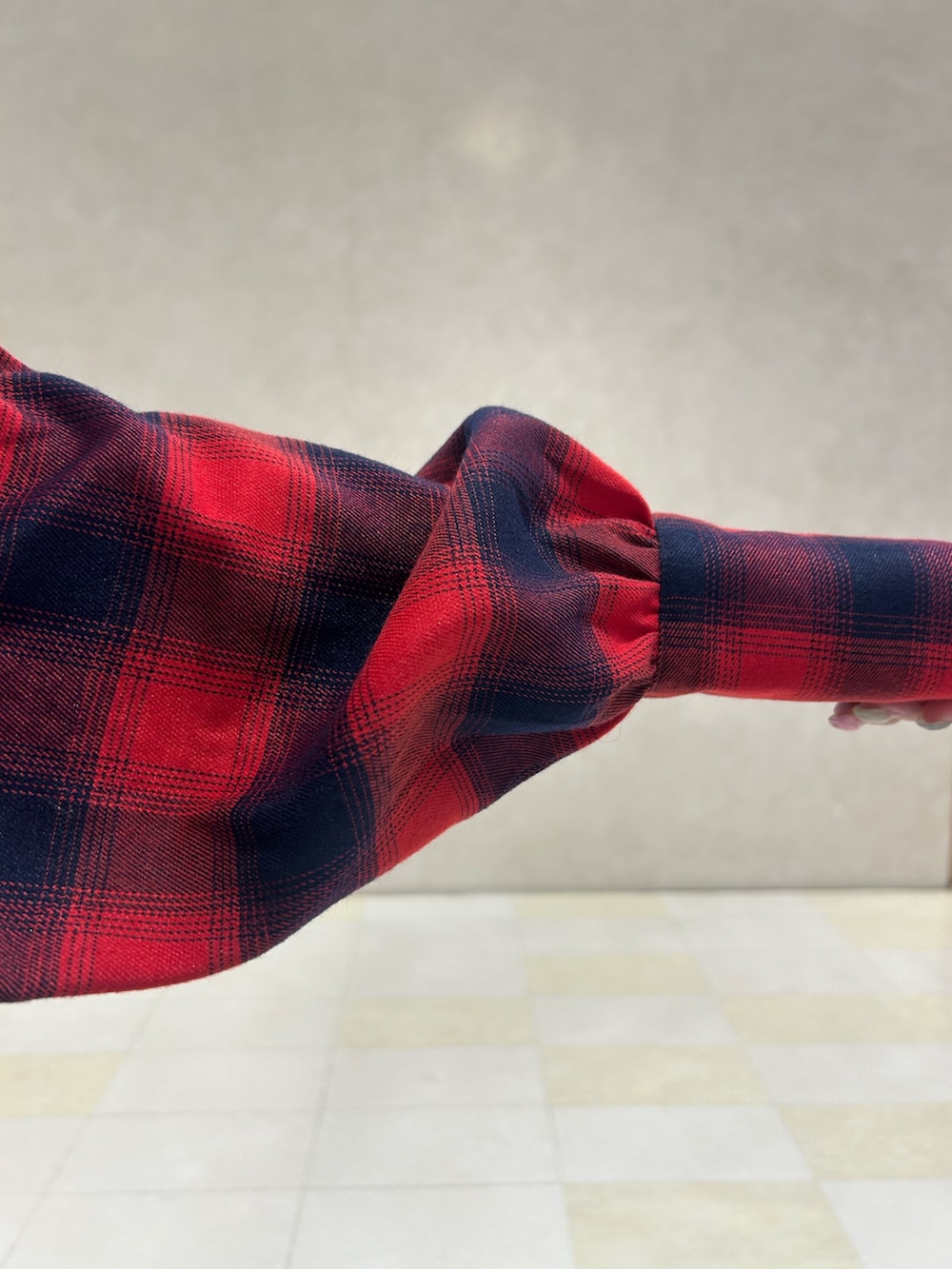 ブラック系のワンピース、レッド系のシャツ/ブラウス、ブラック系のブーツを着用したレディースの秋コーディネートの6枚目の写真