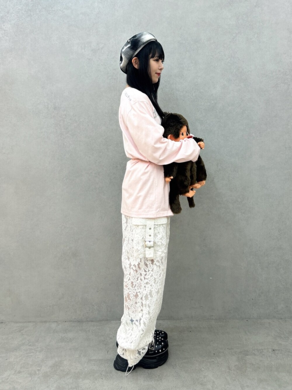 ブラック系のサンダル、ホワイト系のその他パンツ、ピンク系のTシャツ/カットソーを着用したレディースの夏コーディネートの2枚目の写真