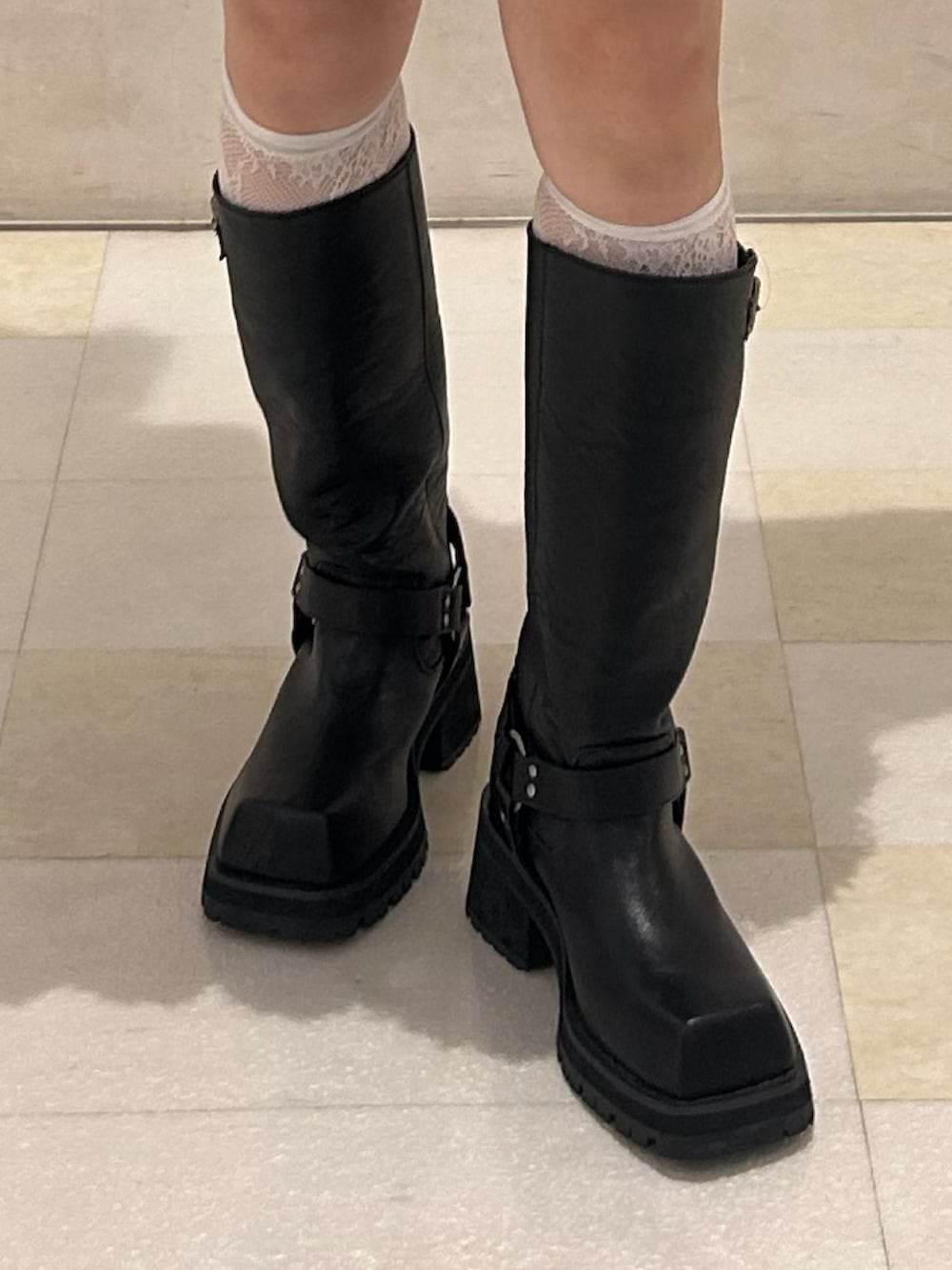 ブラック系のワンピース、レッド系のシャツ/ブラウス、ブラック系のブーツを着用したレディースの秋コーディネートの7枚目の写真