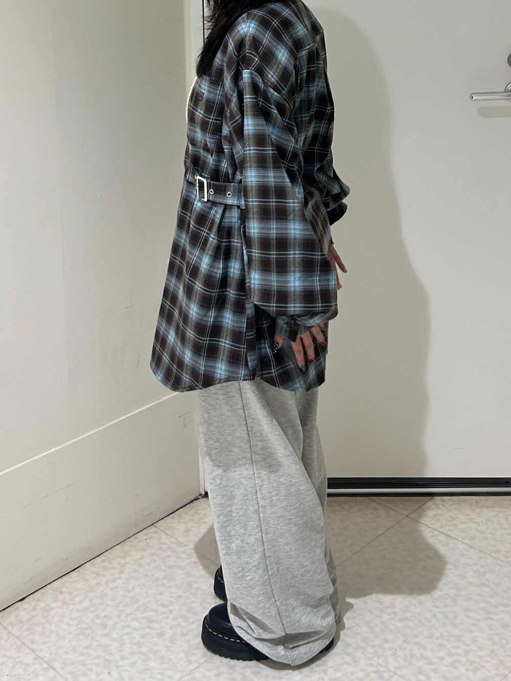 ブラウン系のシャツ/ブラウス、グレー系のスウェットパンツ、ブラック系のその他シューズを着用したレディースの夏コーディネートの2枚目の写真