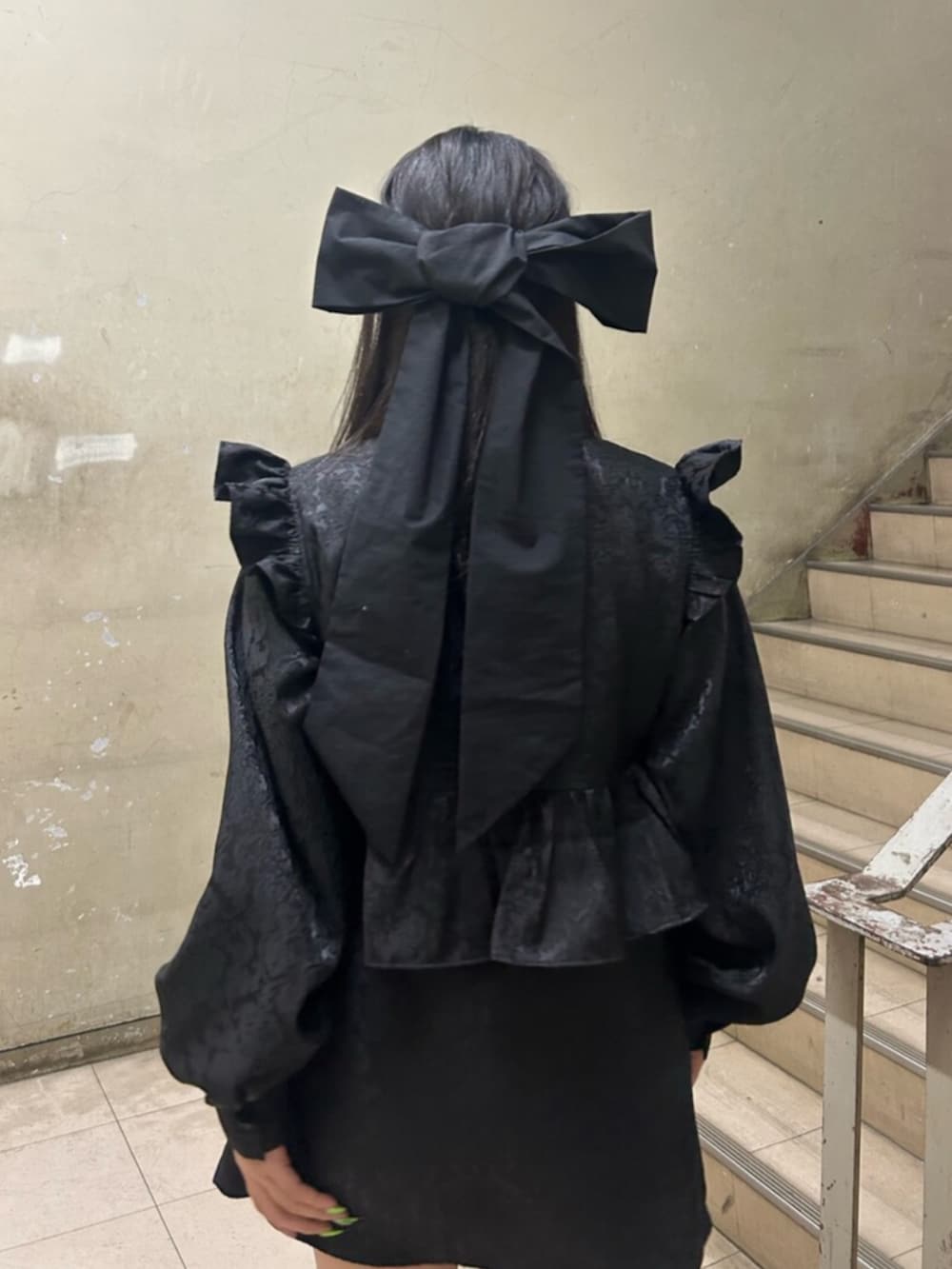 ブラック系のブーツ、ブラック系のシャツ/ブラウス、ブラック系のバレッタ/ヘアクリップを着用したレディースの冬コーディネートの6枚目の写真