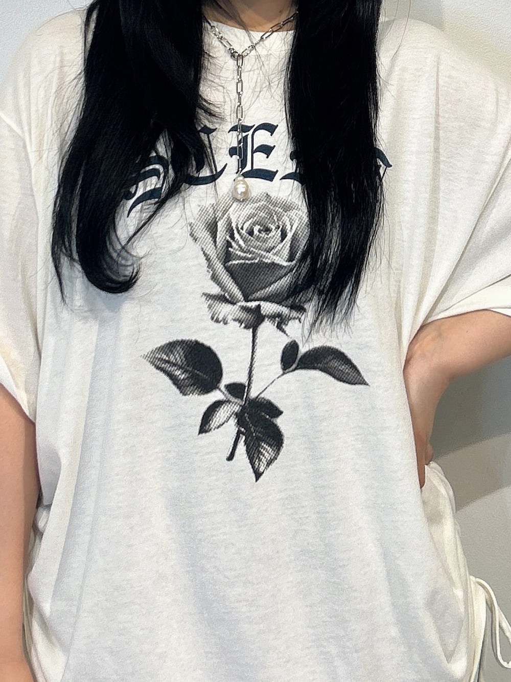 ブルー系のその他パンツ、ホワイト系のTシャツ/カットソー、ブラック系のボストンバッグを着用したレディースの春コーディネートの4枚目の写真