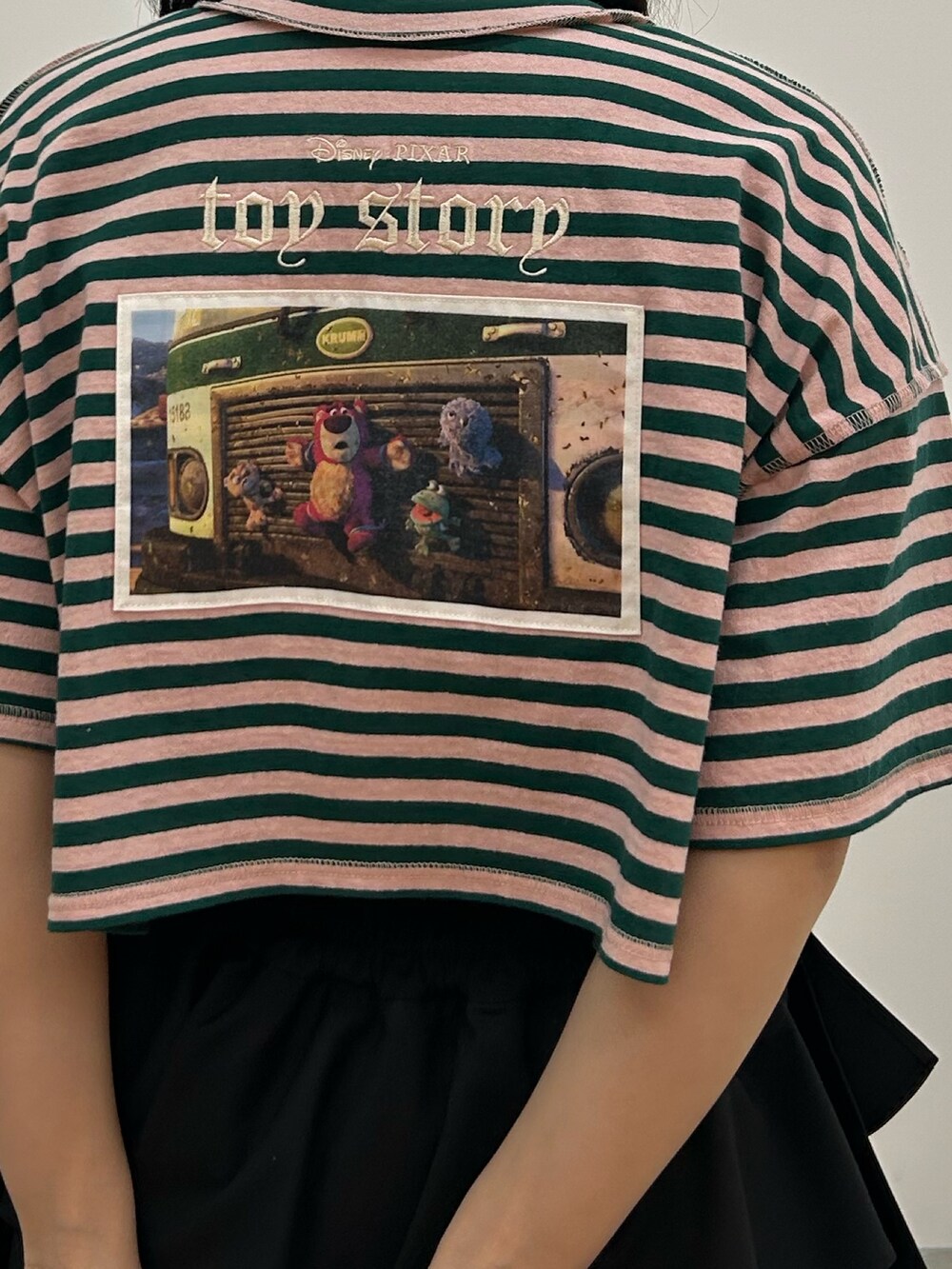 ブラック系のその他パンツ、ブラック系のブーツ、ピンク系のTシャツ/カットソーを着用したレディースの春コーディネートの7枚目の写真