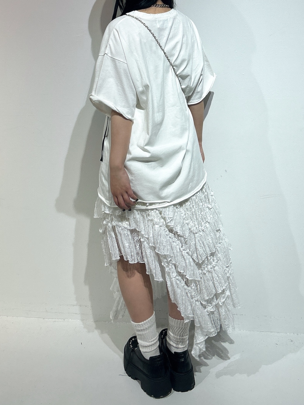 ホワイト系のTシャツ/カットソー、ホワイト系のスカート、ブラック系のローファーを着用したレディースの春コーディネートの3枚目の写真