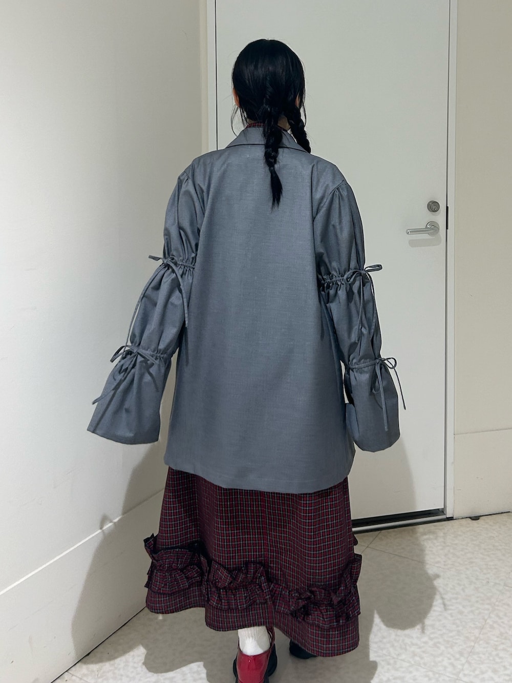 グレー系のワンピース、レッド系のワンピース、レッド系のローファーを着用したレディースの春コーディネートの3枚目の写真