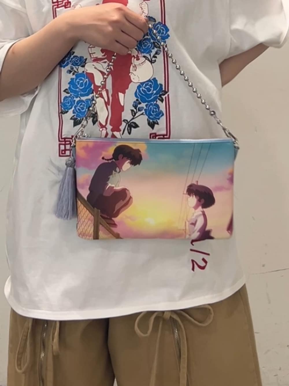 ベージュ系のデニムパンツ、ブラック系のその他シューズ、ホワイト系のTシャツ/カットソーを着用したレディースの春コーディネートの5枚目の写真