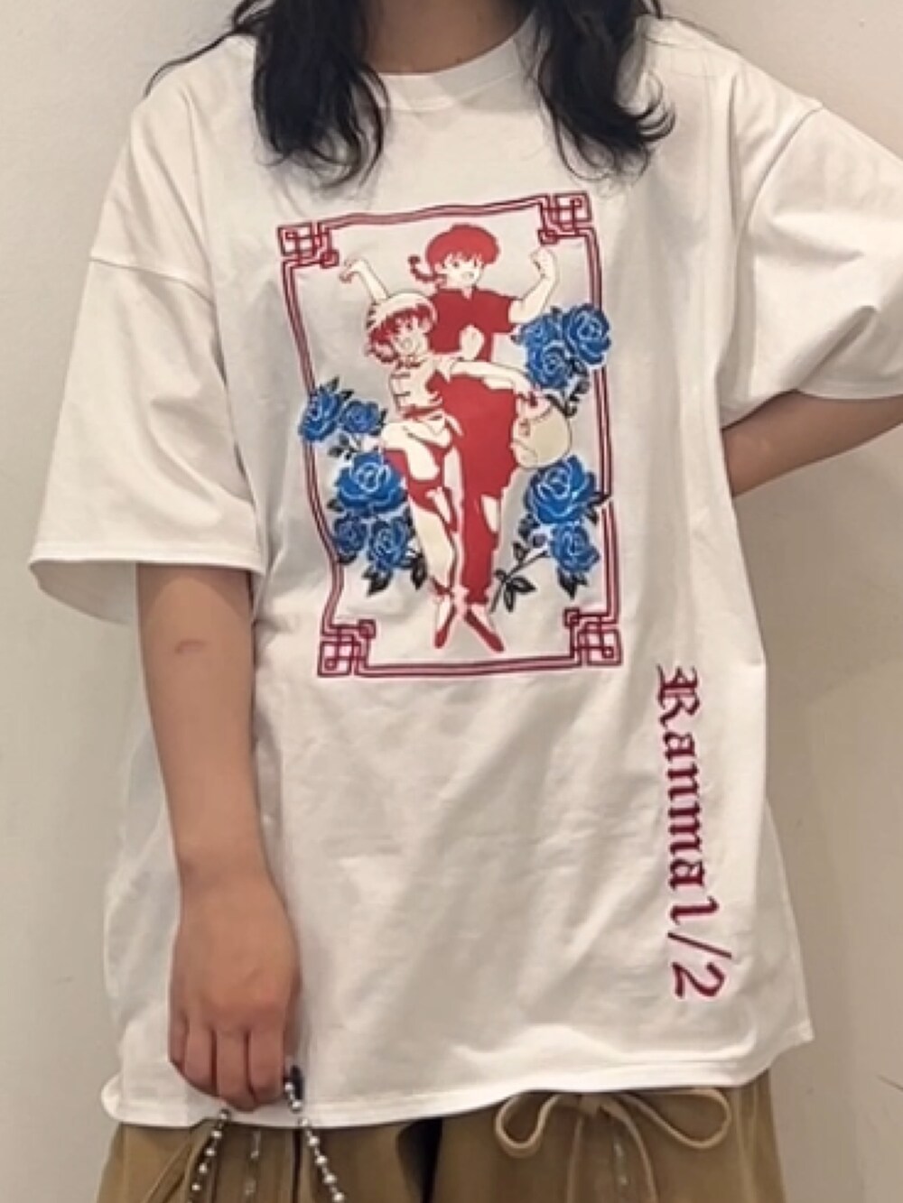 ベージュ系のデニムパンツ、ブラック系のその他シューズ、ホワイト系のTシャツ/カットソーを着用したレディースの春コーディネートの7枚目の写真