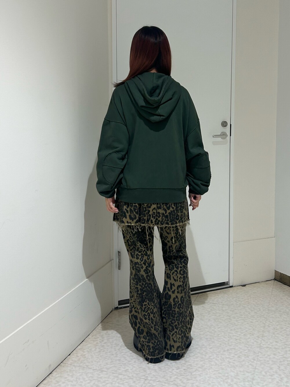 ブラウン系のその他パンツ、ブラック系のドレスシューズ、グリーン系のパーカーを着用したレディースの秋コーディネートの3枚目の写真